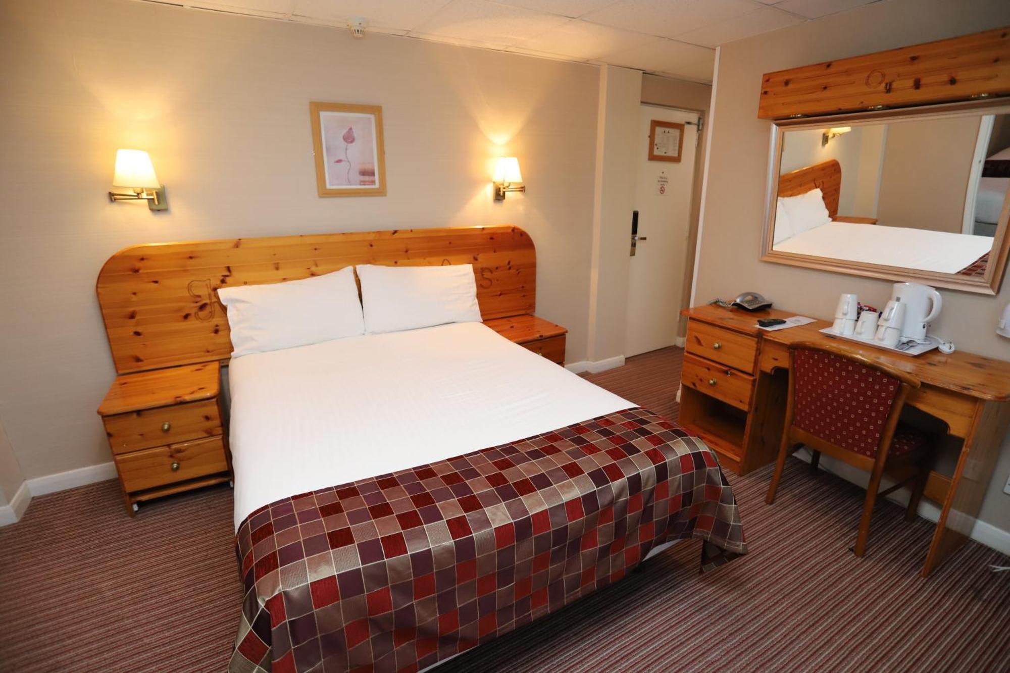Staying Near Village Club, Chatham: 5 Three-Star Hotels Compared