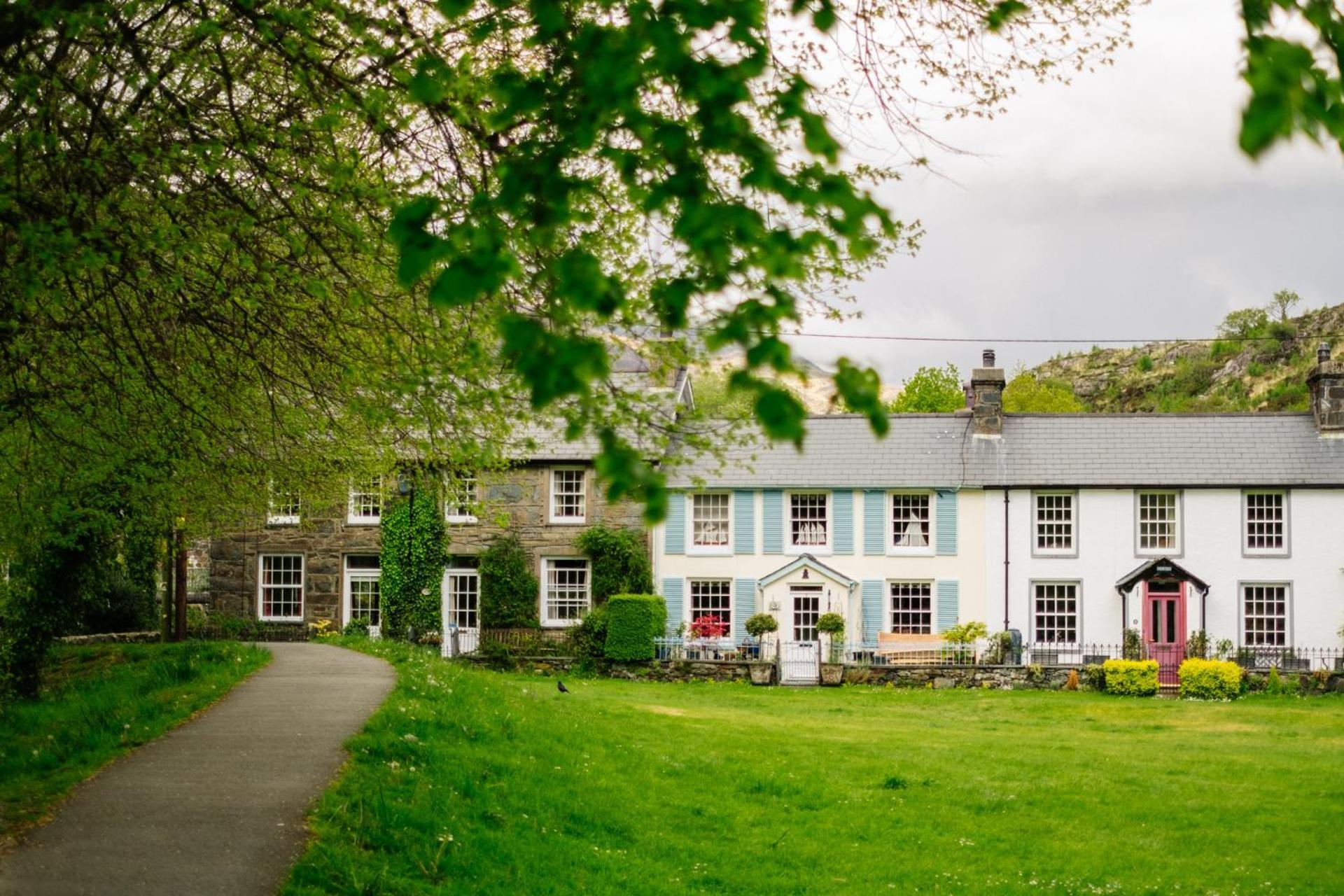 4 Smart Central Hotels in Snowdonia Worth Booking