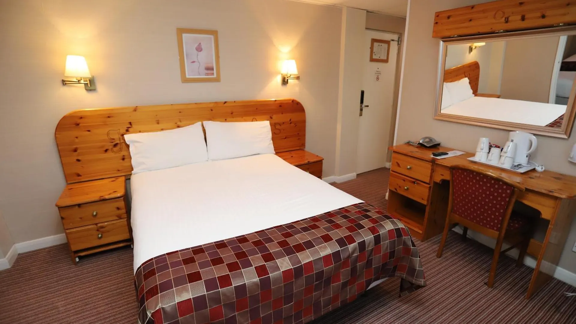 Staying Near Village Club, Chatham: 5 Three-Star Hotels Compared