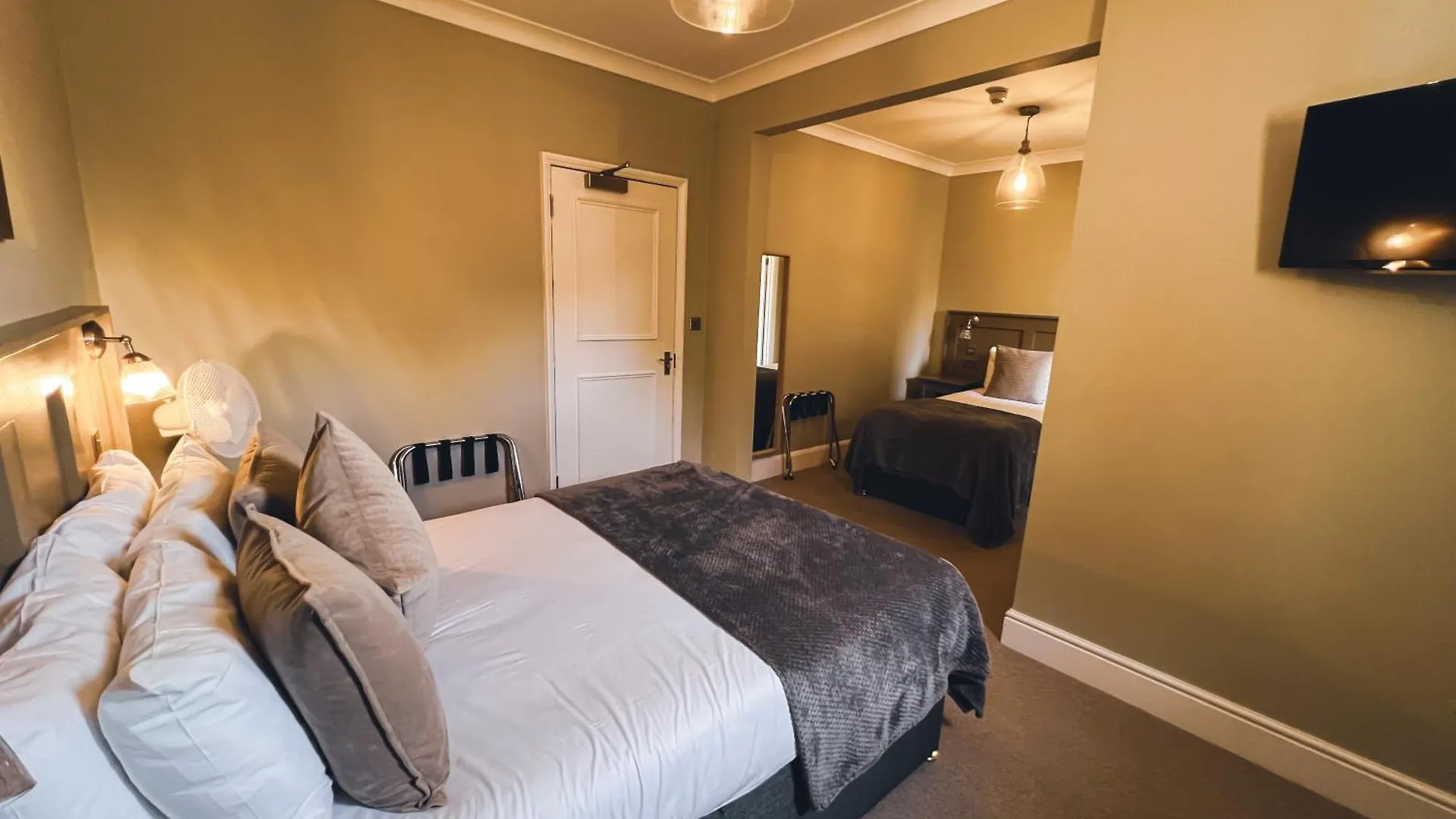 4 Smart Hotels Near Mouldon Hill Country Park Worth Booking