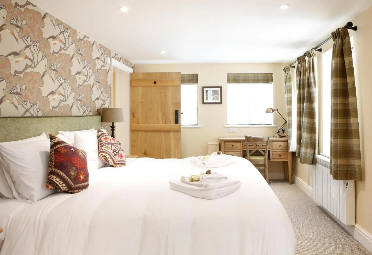 5 Solo Traveller Hotels Near The Vyne for Stress-Free Stays