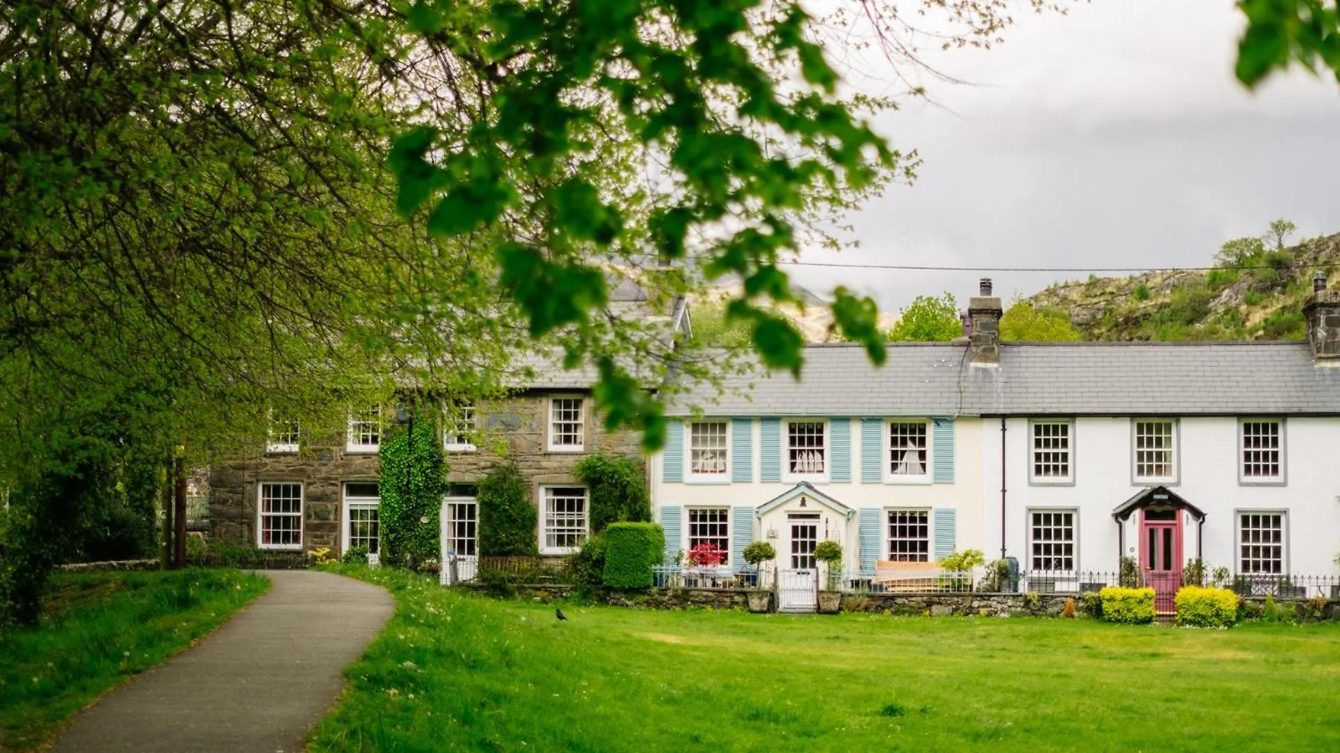 4 Smart Central Hotels in Snowdonia Worth Booking